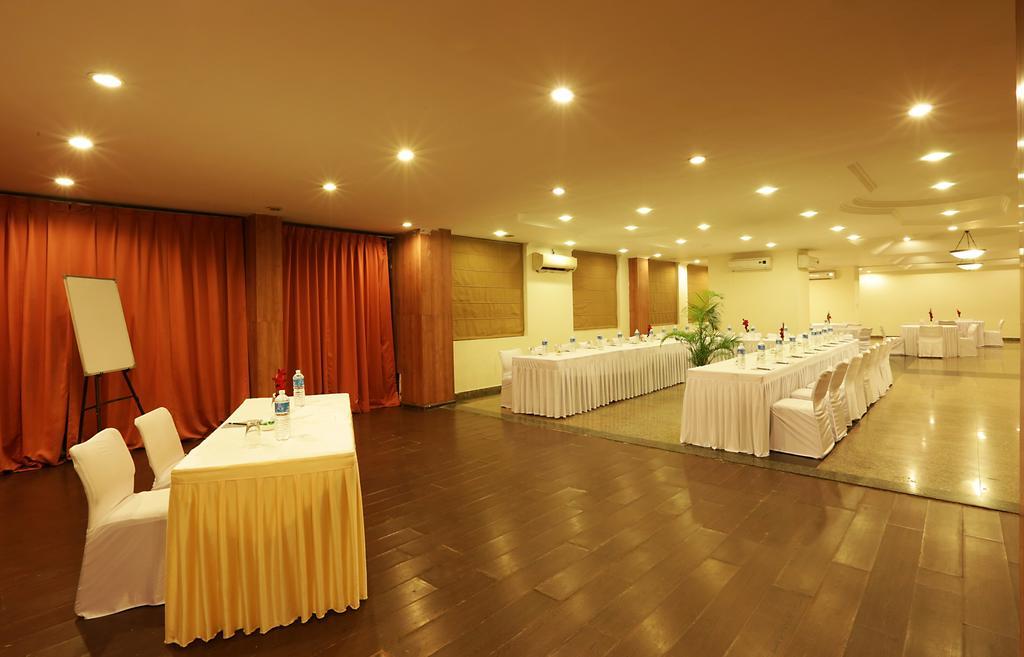 Hotel Corporate Regency Nuova Delhi Esterno foto