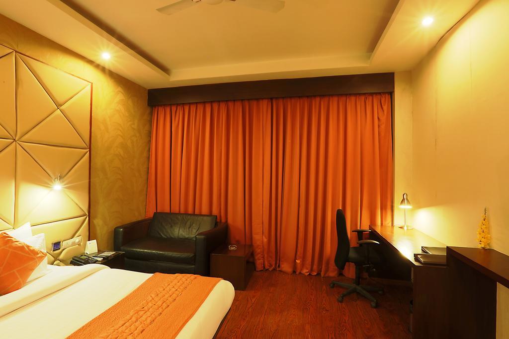 Hotel Corporate Regency Nuova Delhi Esterno foto
