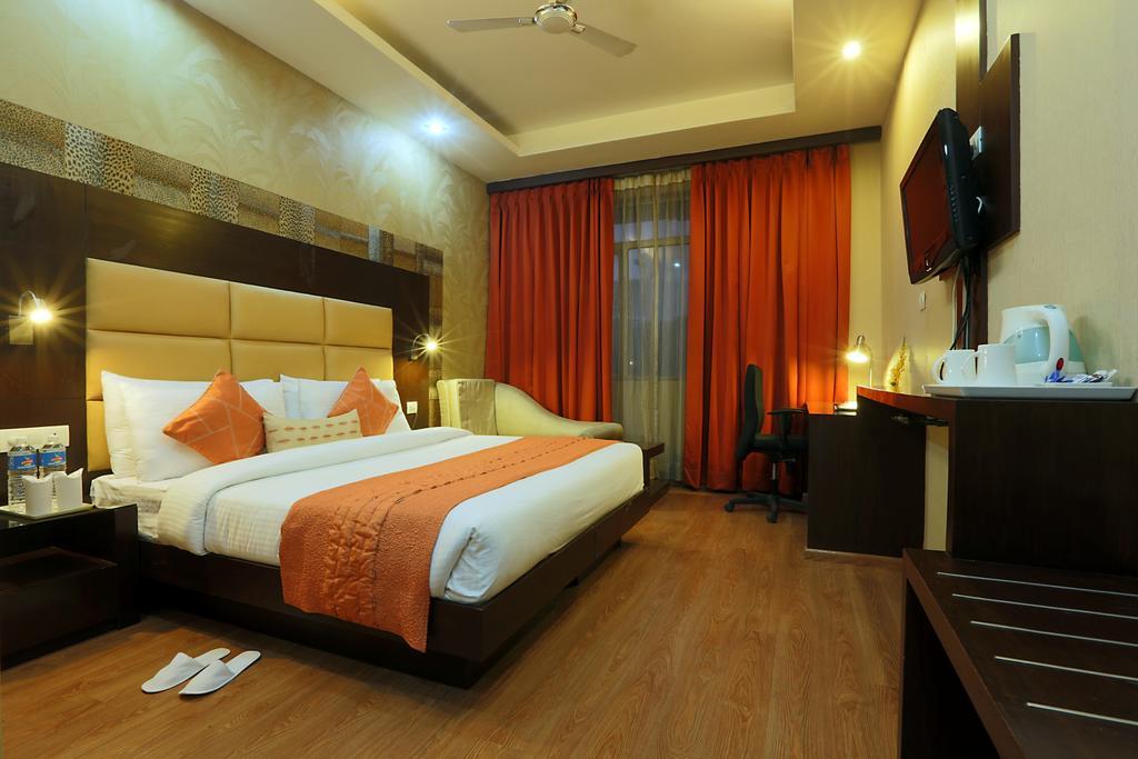 Hotel Corporate Regency Nuova Delhi Esterno foto