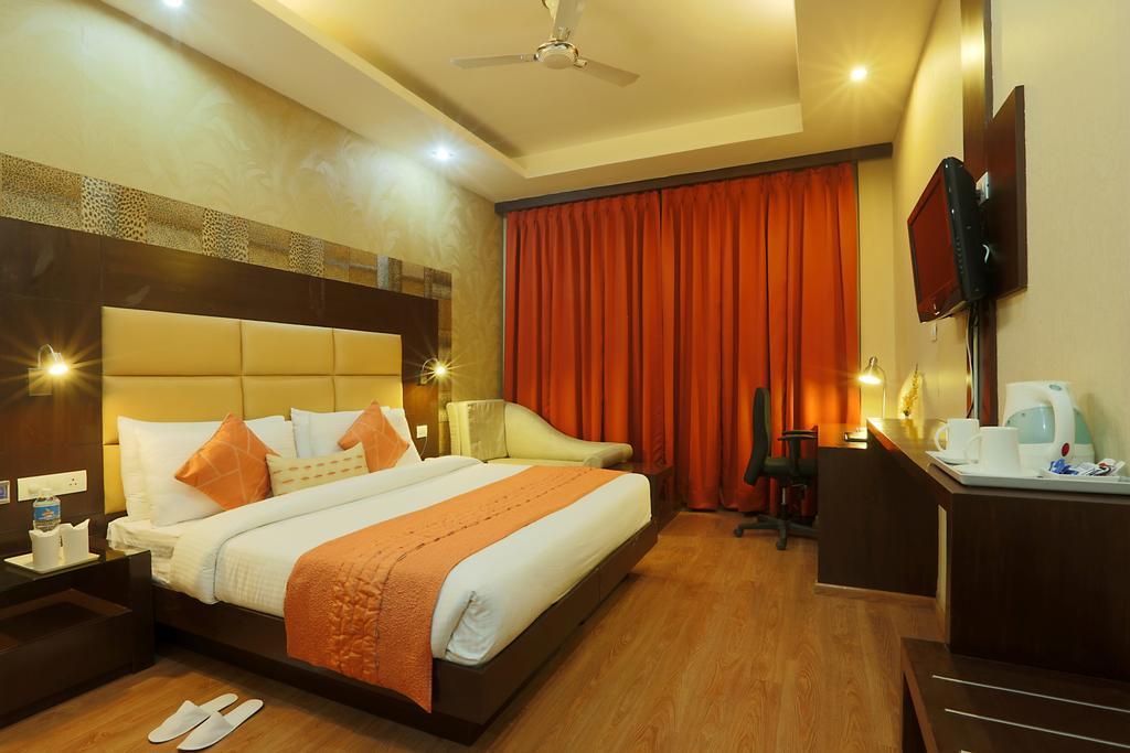 Hotel Corporate Regency Nuova Delhi Esterno foto
