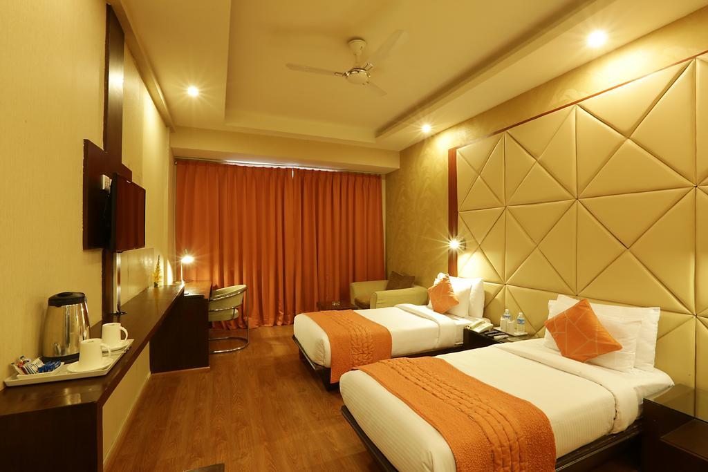 Hotel Corporate Regency Nuova Delhi Esterno foto
