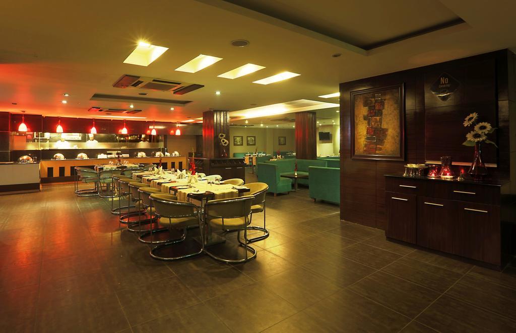 Hotel Corporate Regency Nuova Delhi Esterno foto
