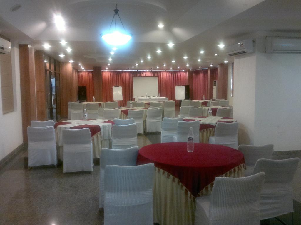 Hotel Corporate Regency Nuova Delhi Esterno foto