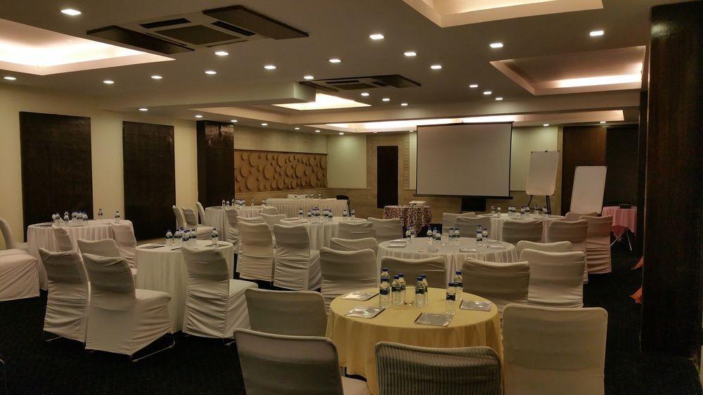 Hotel Corporate Regency Nuova Delhi Esterno foto