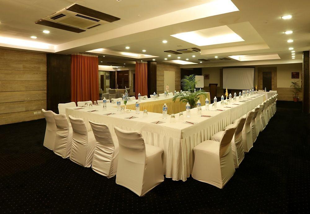 Hotel Corporate Regency Nuova Delhi Esterno foto