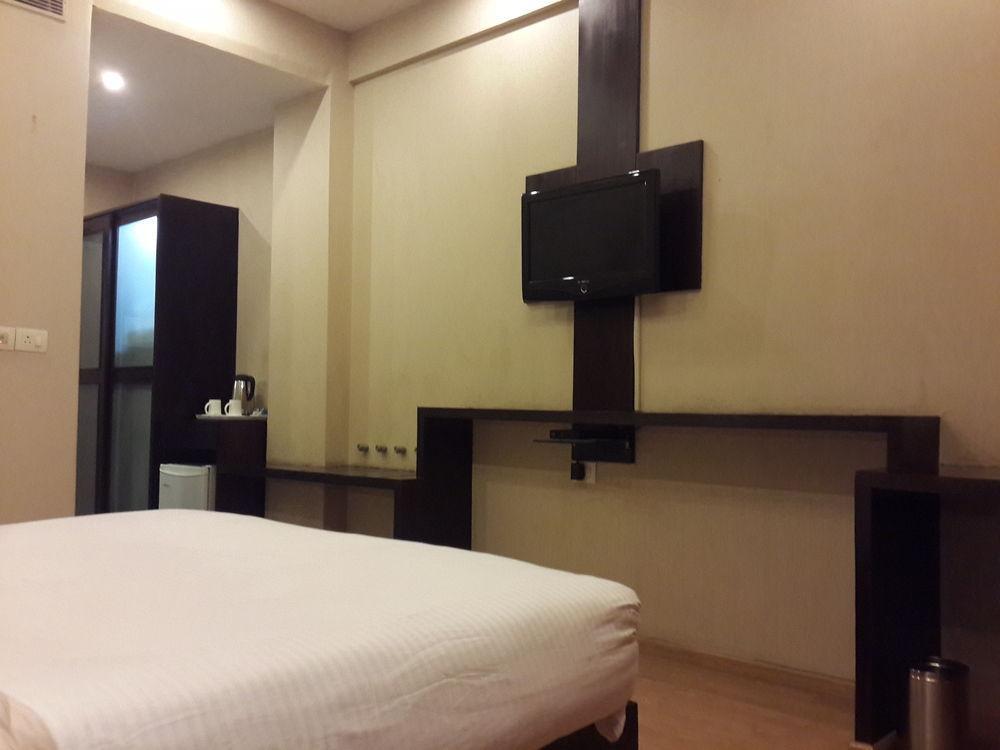 Hotel Corporate Regency Nuova Delhi Esterno foto
